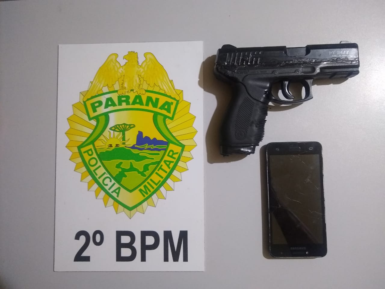 Jovem tenta roubar com arma de mentira e acaba detido pelas vítimas