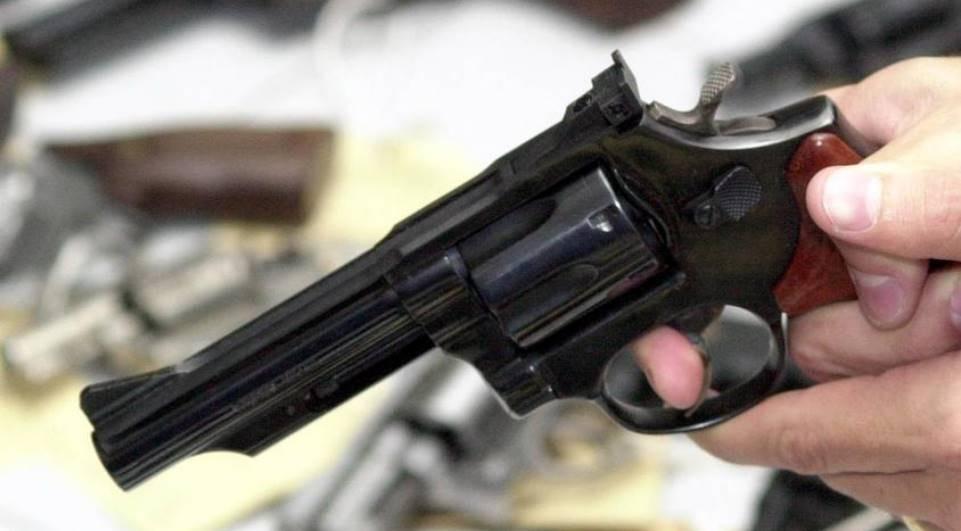 Bolsonaro assina decreto que facilita posse de arma de fogo