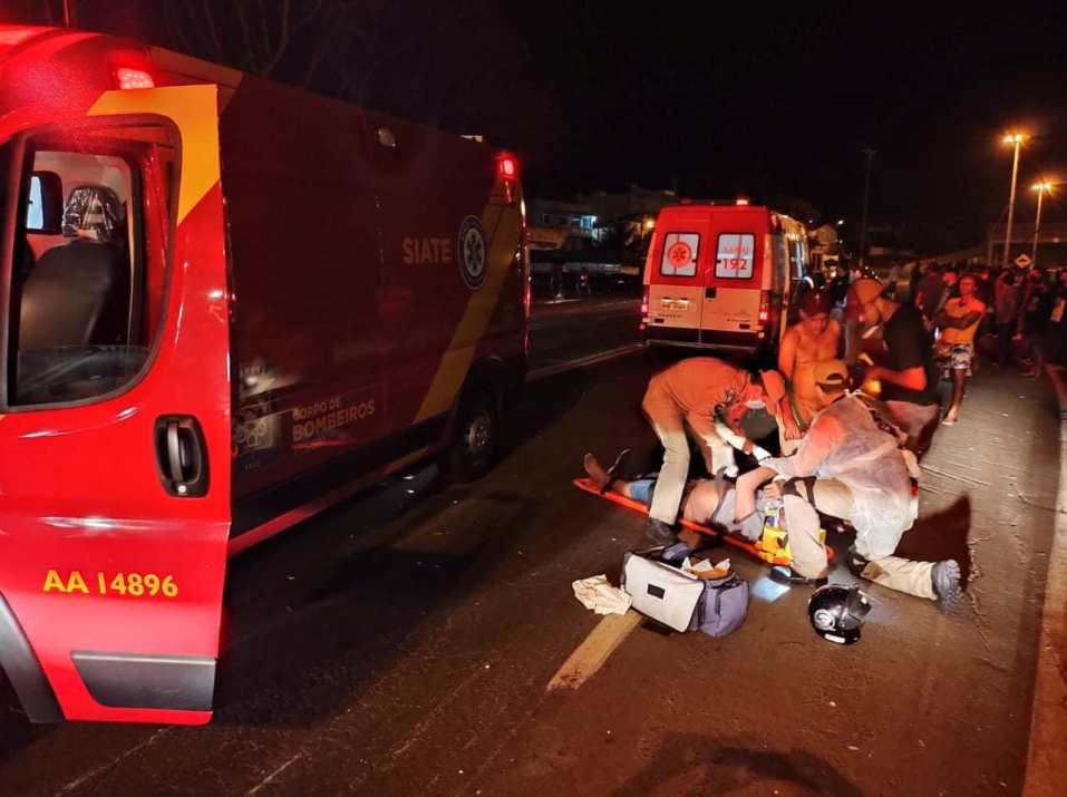 Veículo atinge moto, bate em poste e cai em ribanceira na BR-153