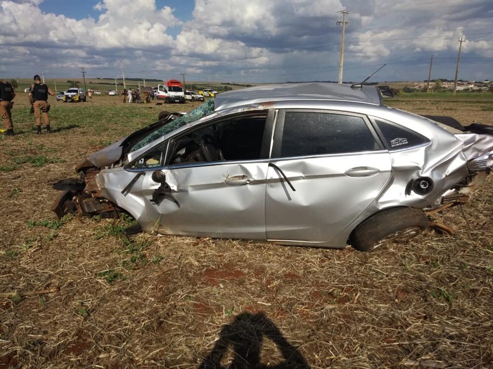 Dois morrem após carro sair da pista e capotar na PR-218