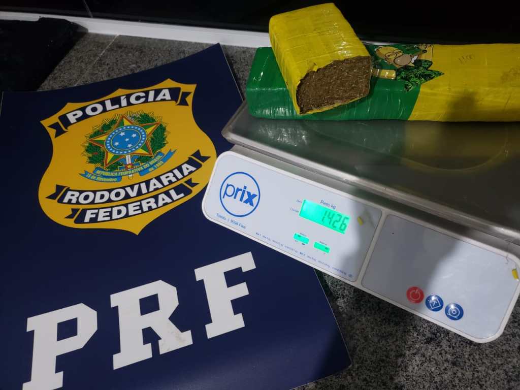 Mulher com filho de cinco anos é detida transportando maconha para Cambará
