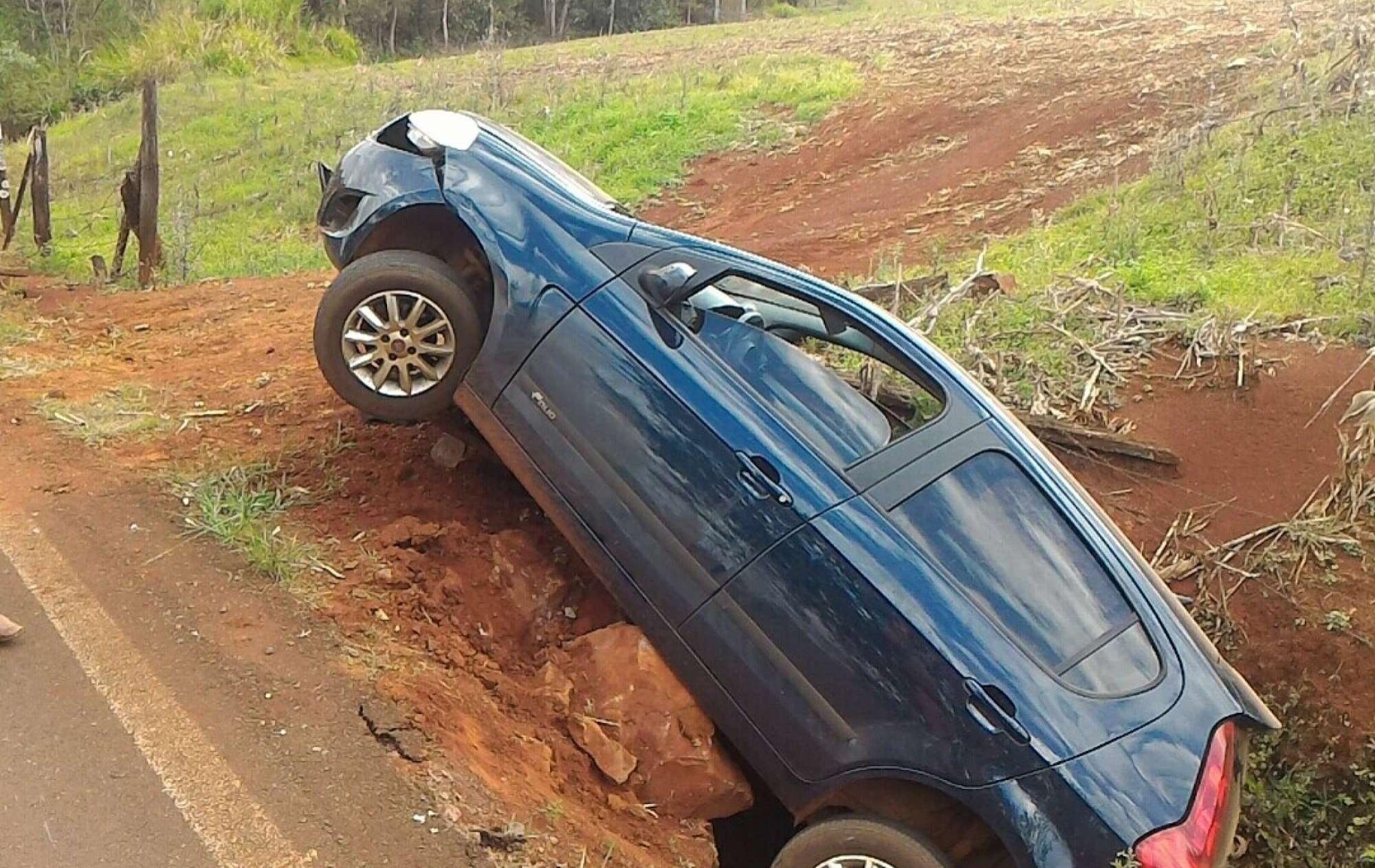 Idoso cai com carro em valeta e mente que foi assaltado
