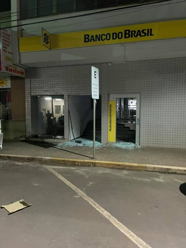 Quadrilha explode agências bancárias em Cambará