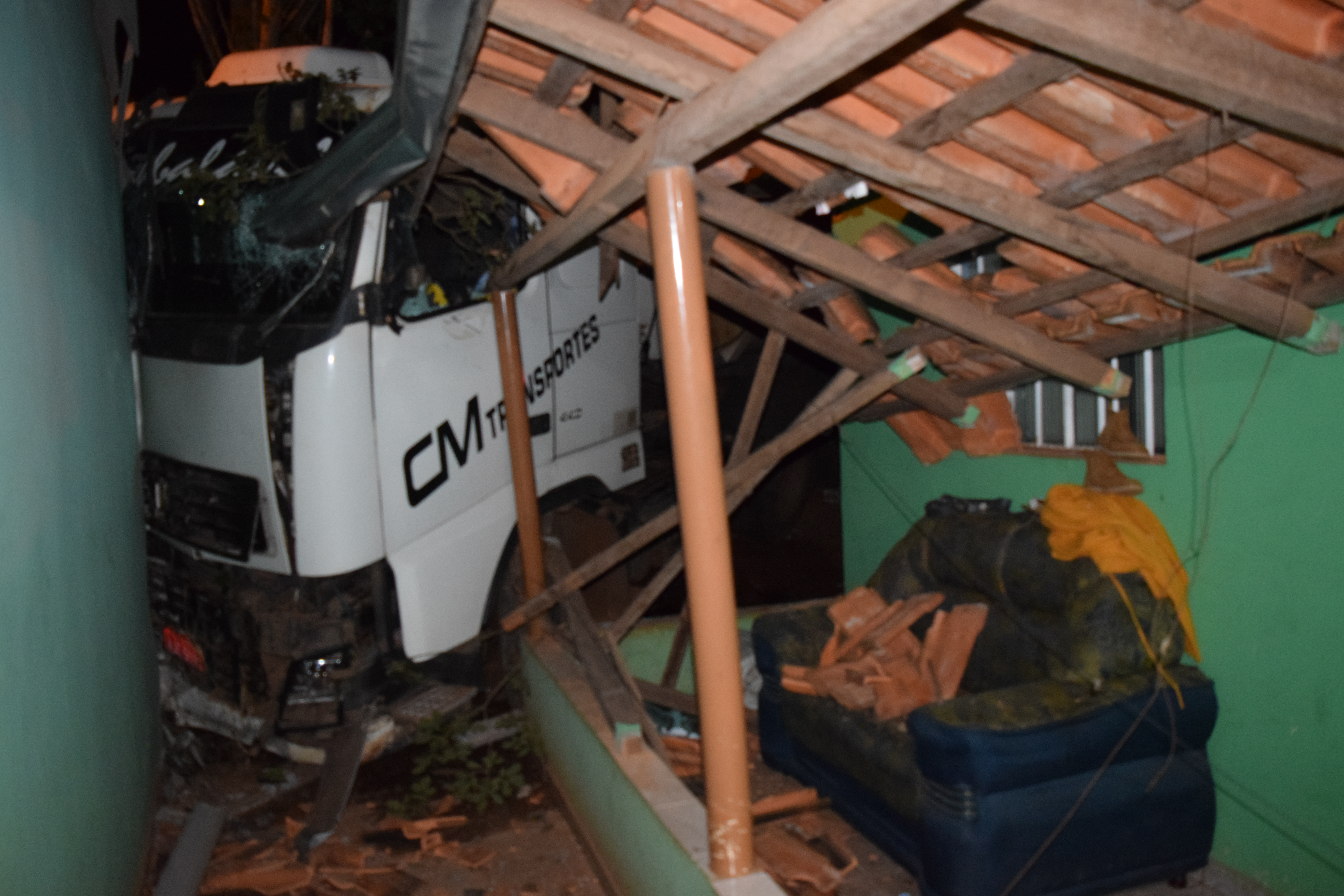 Motorista perde o controle e caminhão invade residência as margens da PR-092