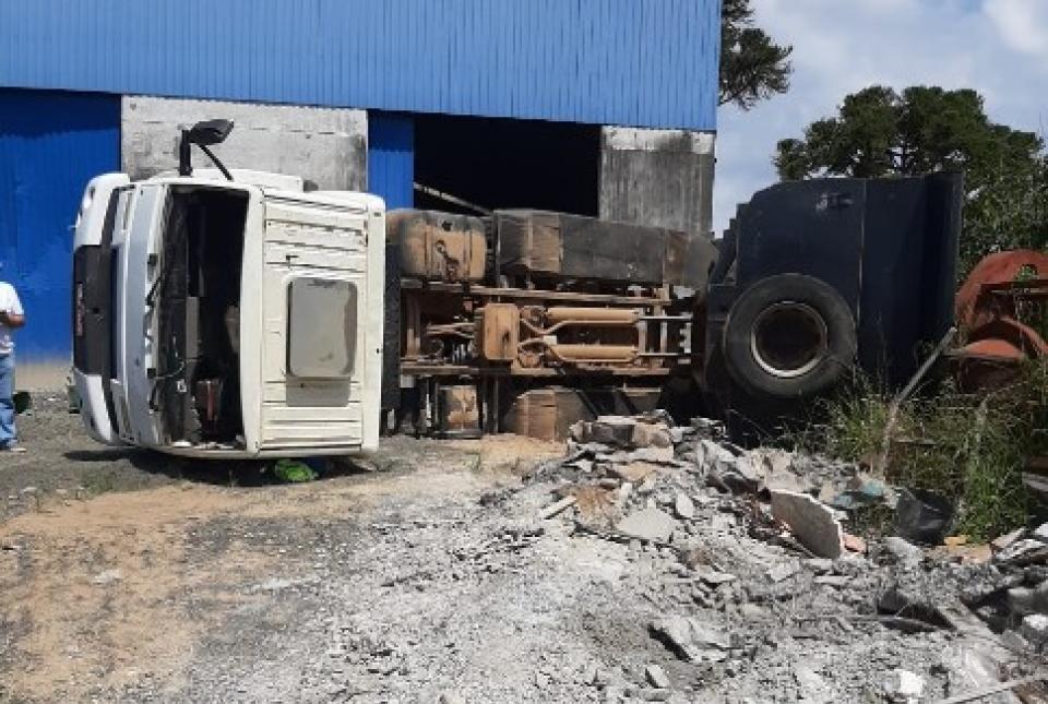 Motorista fica ferido após caminhão tombar enquanto descarregava carga de areia em Japira