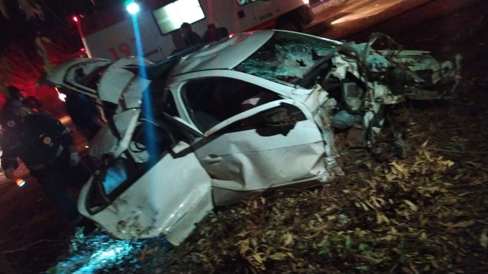 Três jovens ficam em estado grave após veículo sair da pista na PR-092