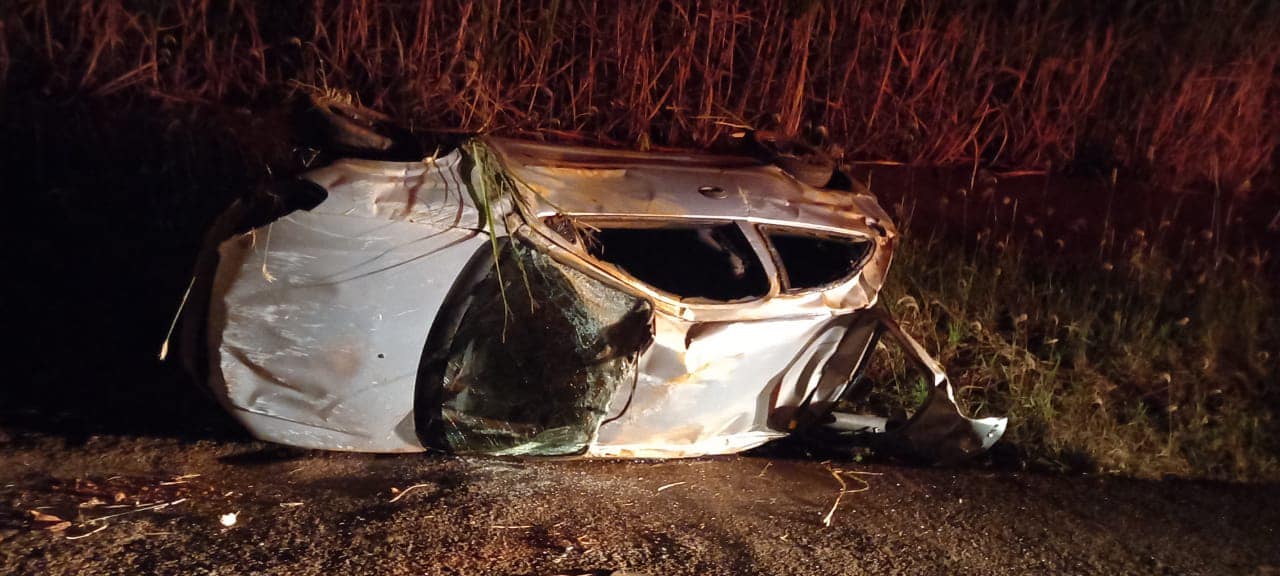 Motorista morre após veiculo capotar em estrada rural