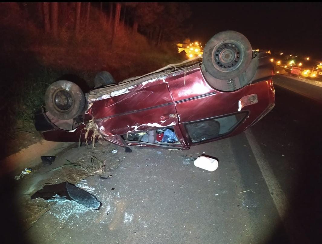 Motorista embriagado capota veículo e é preso em Siqueira Campos