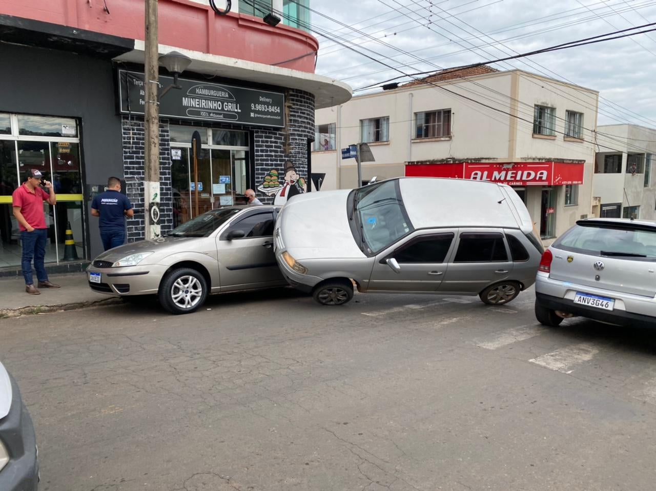 Colisão entre veículos chama atenção no Centro de Siqueira Campos