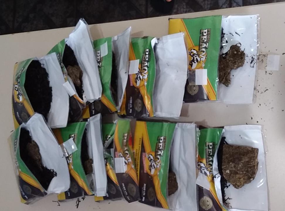 Homem é preso em flagrante arremessando drogas para dentro da cadeia de Cambará