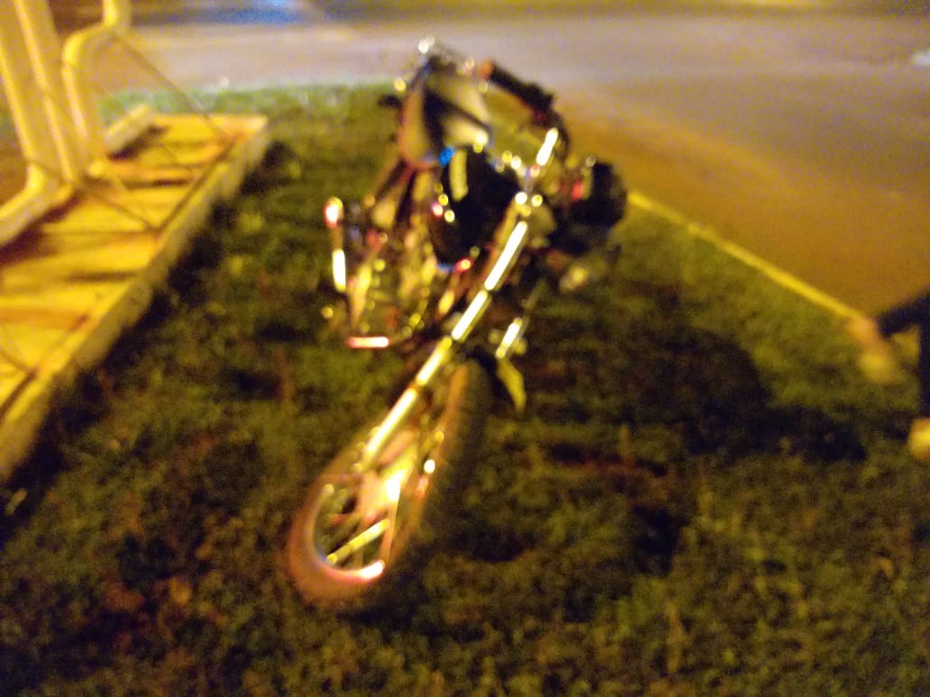 Motorista bate em motociclista e foge sem prestar socorro