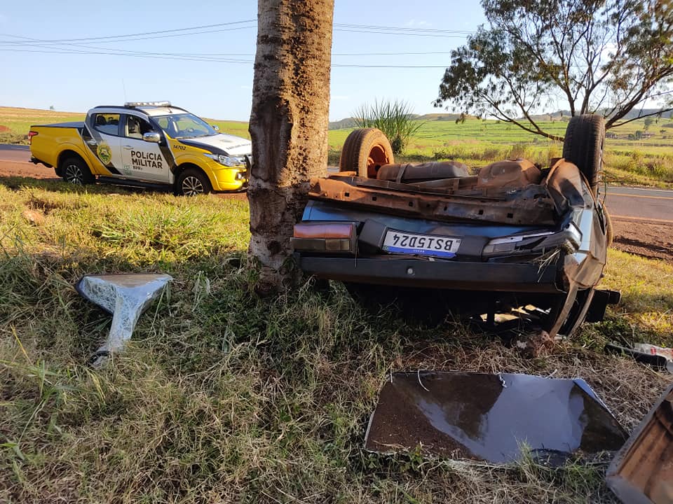 Criança fica ferida após carro capotar e atingir árvore na PR-431