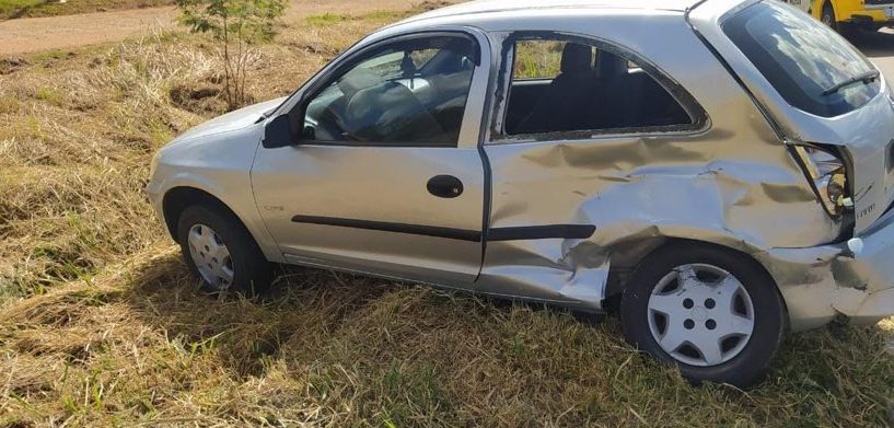 Colisão entre carro e caminhonete deixa mulher ferida em Siqueira Campos