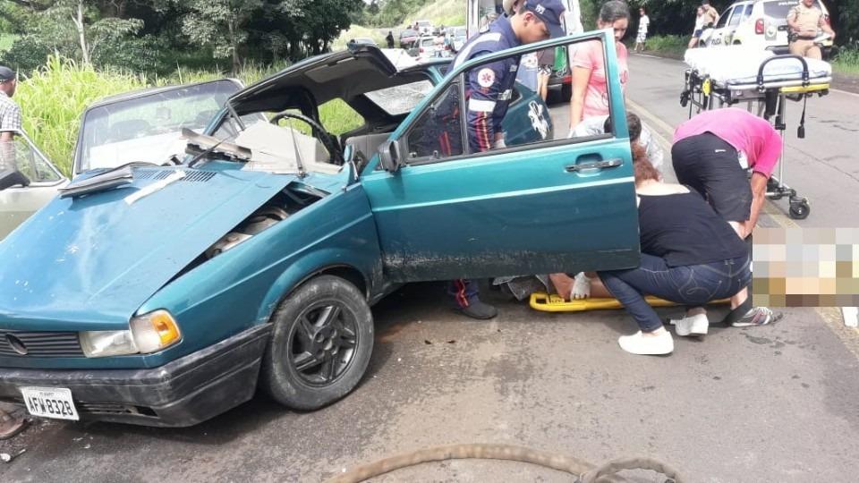 Mulher fica presa nas ferragens em acidente entre Pinhalão e Tomazina