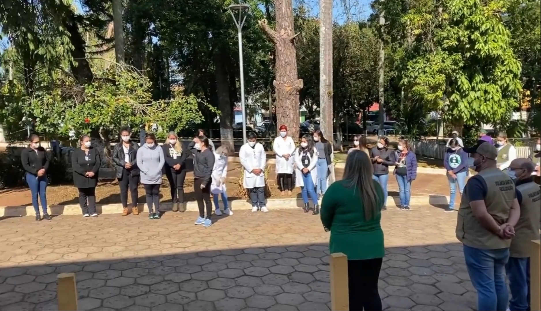 Vereador brazense é homenageado por profissionais da saúde em dia de vacinação; veja o vídeo
