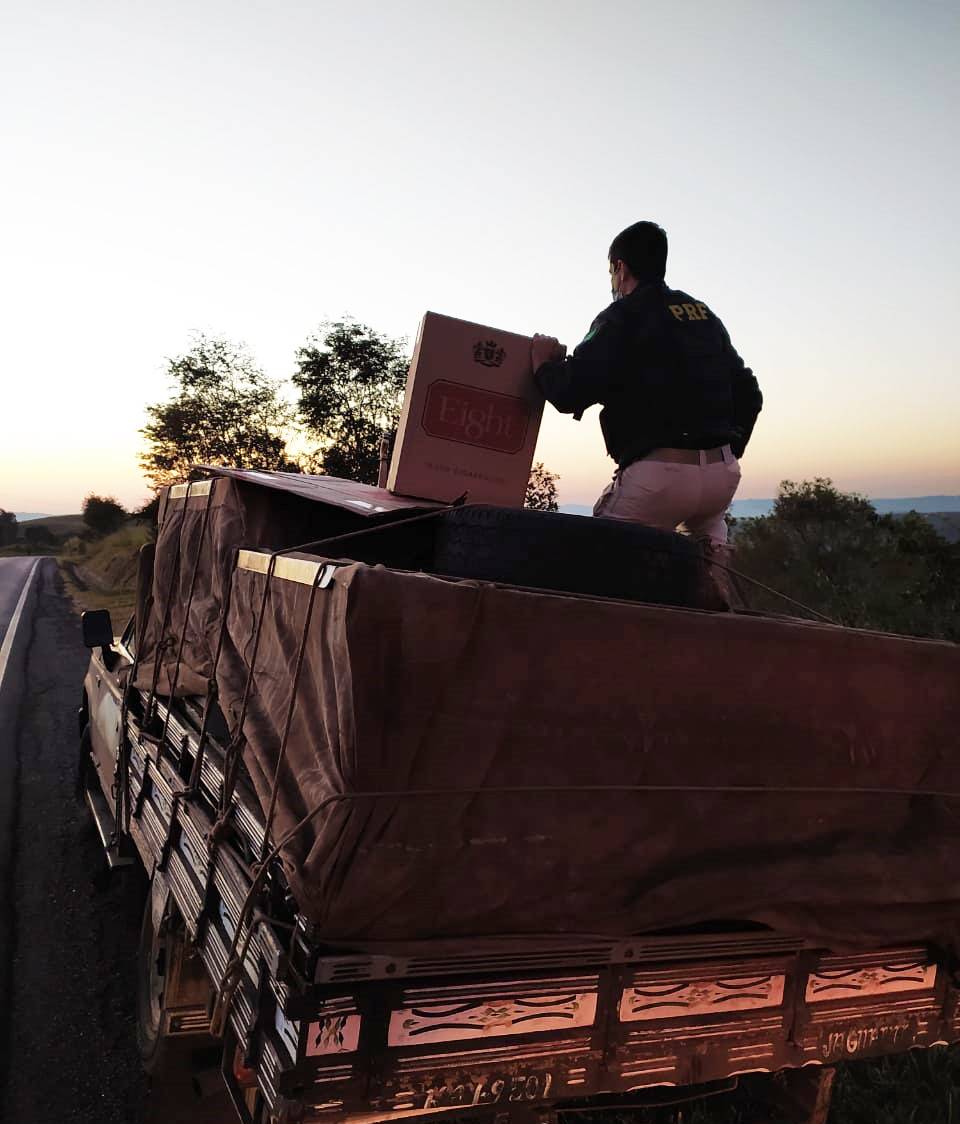 Polícia encontra cigarros contrabandeados escondidos em mesa de sinuca