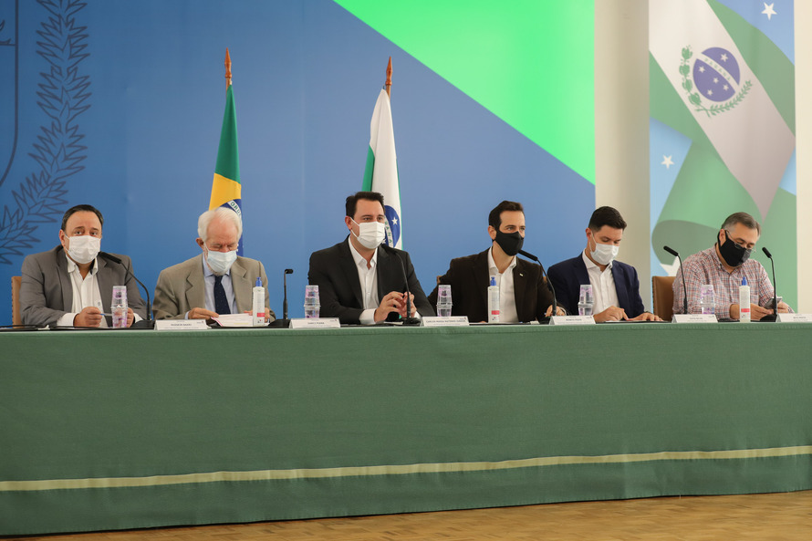 Regionais de Cornélio e Jacarezinho recebem vacinas para imunizar trabalhadores da educação