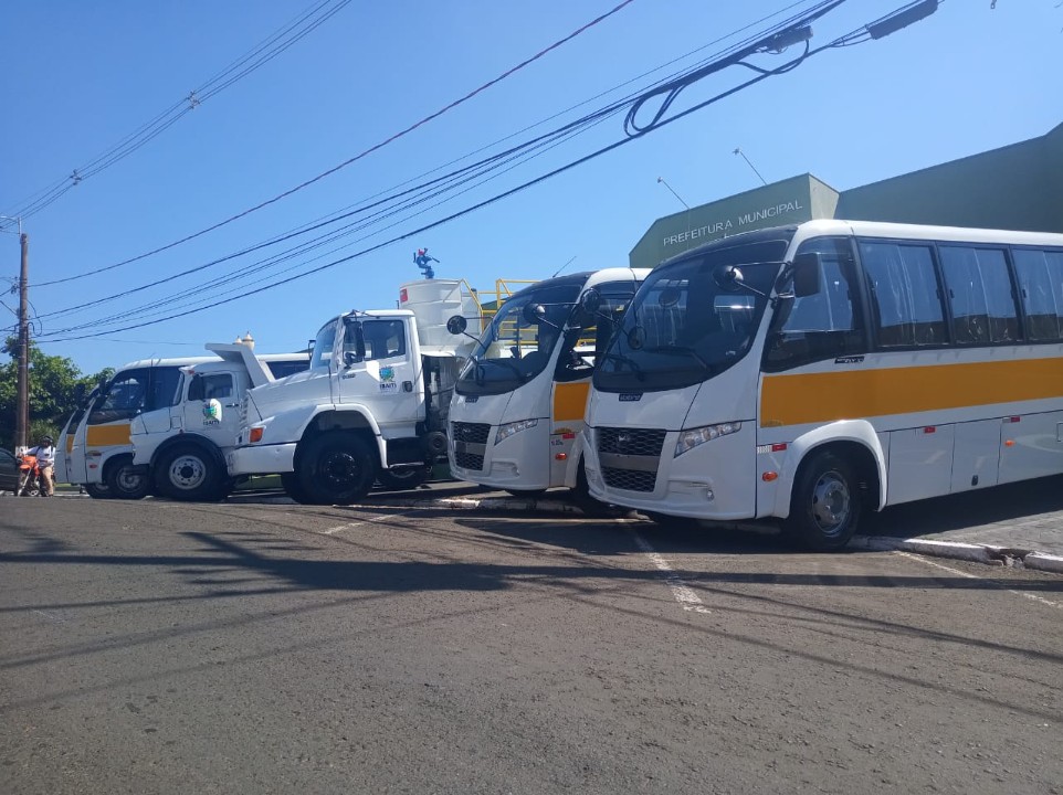 Prefeitura de Ibaiti compra quatro ônibus 0 Km para o transporte escolar