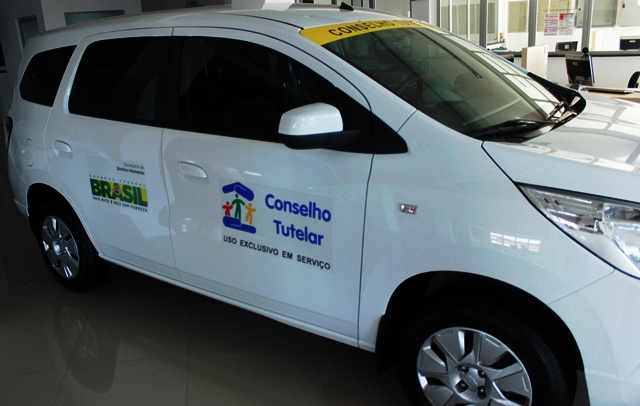 Criança de quatro anos é encontrada no meio da rua enquanto pai bebe em bar