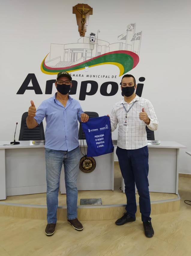 Chefe da 39ª Ciretram entrega Kit de conscientização ao presidente da Câmara de Arapoti