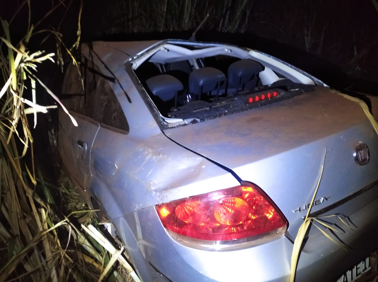 Motorista perde o controle e carro capota deixando três feridos