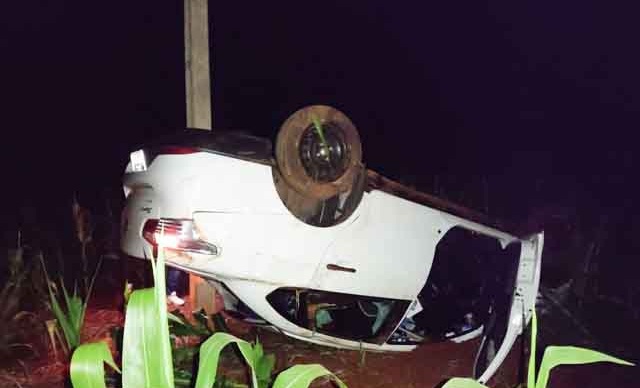 Motorista fica ferido após veículo capotar na PR-431 em Cambará
