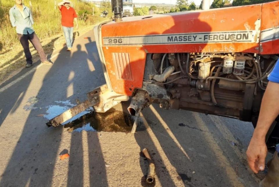 Motociclista morre carbonizado após moto atingir trator na PR-151
