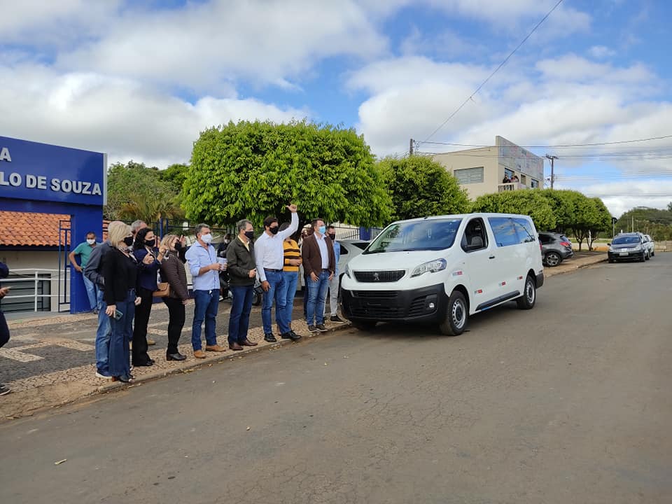 Sandro Alex visita Siqueira Campos e entrega van para Apae
