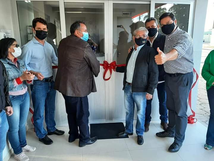 Alexandre Curi e Sandro Alex entregam hospital, van e visitam obras em Jaboti