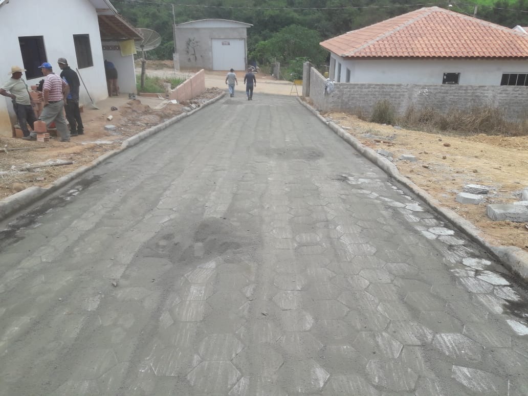 Prefeitura e população se unem para calçar ruas em Santana do Itararé