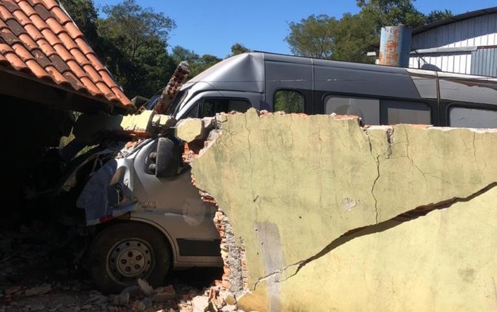 Van que transportava pacientes invade residência e quatro ficam feridos