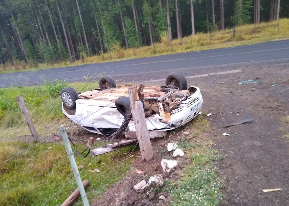 Veículo fica destruído e motorista sobrevive por milagre em acidente na PR-218