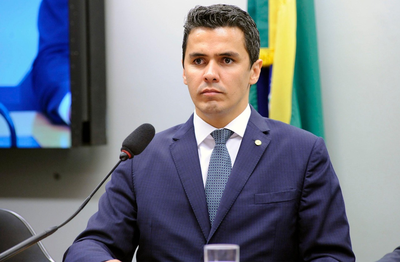 Deputado Diego Garcia perde o controle e parte para agressão física contra colega