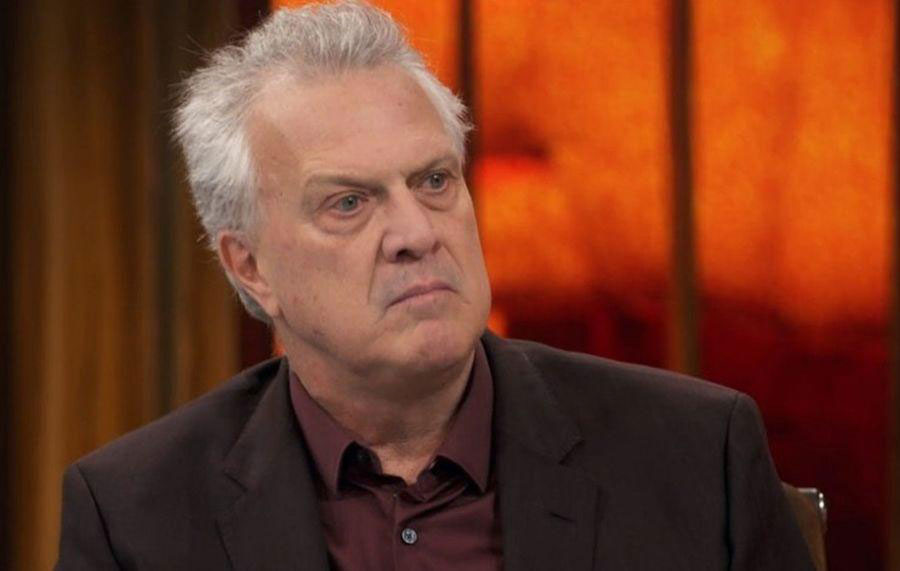 Após ofender travestis, Pedro Bial se desculpa: ‘Não foi minha intenção’