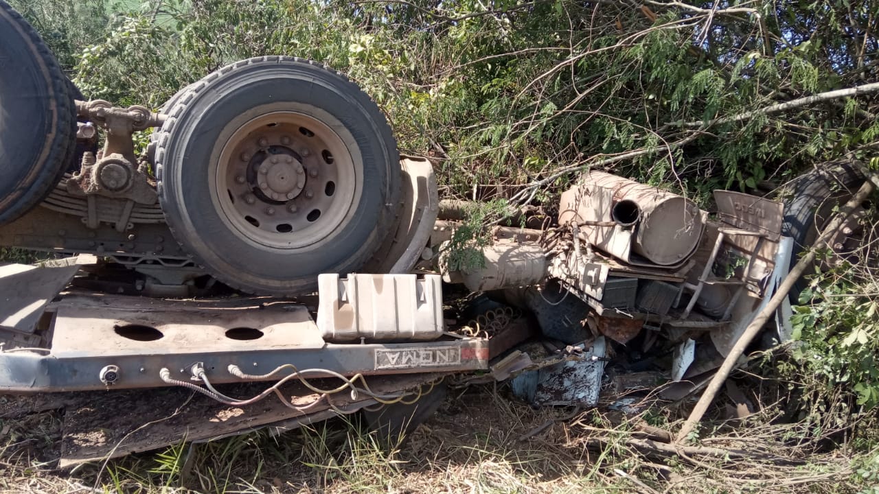 Carreta tomba e duas pessoas morrem na BR-153 em Ibaiti