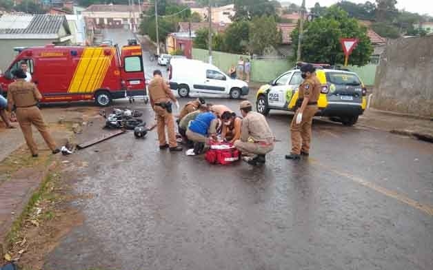 Colisão entre moto e caminhonete deixa motociclista ferido em Jacarezinho
