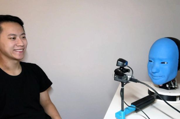 EVA um robo assustador que imita o que você faz