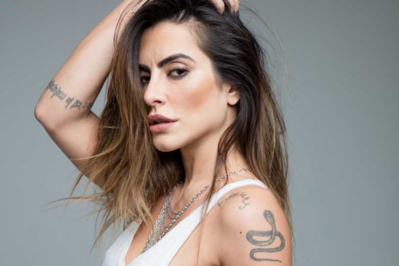 Cleo Pires tira sutiã e provoca seguidores