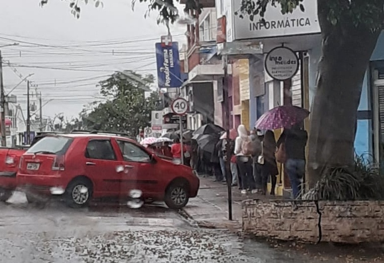 Após Lockdown, Wenceslau Braz registra filas para pagar contas e Arapoti para vacinação