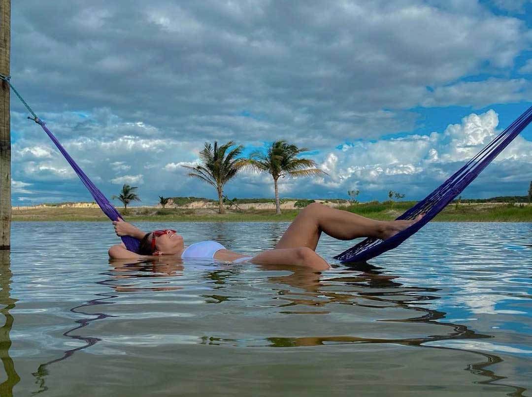 Geisy Arruda surge no balanço e mostra bumbum avantajado