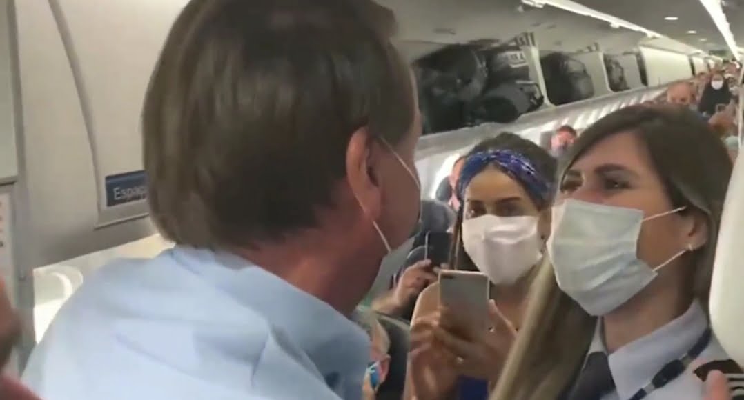 Bolsonaro entra em avião, ouve protestos e rebate: 'Deviam viajar de jegue'