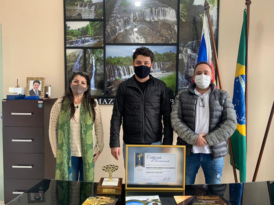 Tomazina recebe premiações no 