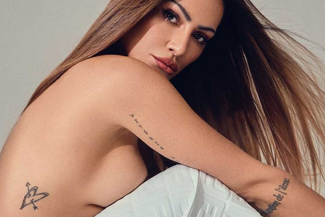 Cleo Píres posta foto com parte dos seios à mostra e fãs não perdoam