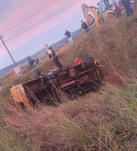 Colisão entre caminhão e carro forte chama atenção de populares na BR-153