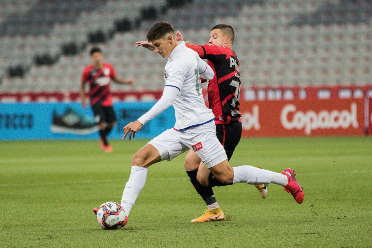 Jogador de futebol de Arapoti estreia em clássico como profissional do Paraná Clube
