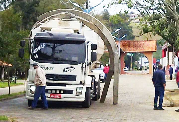 Caminhão perde e o freio e quase derruba o portal da prainha em Tomazina