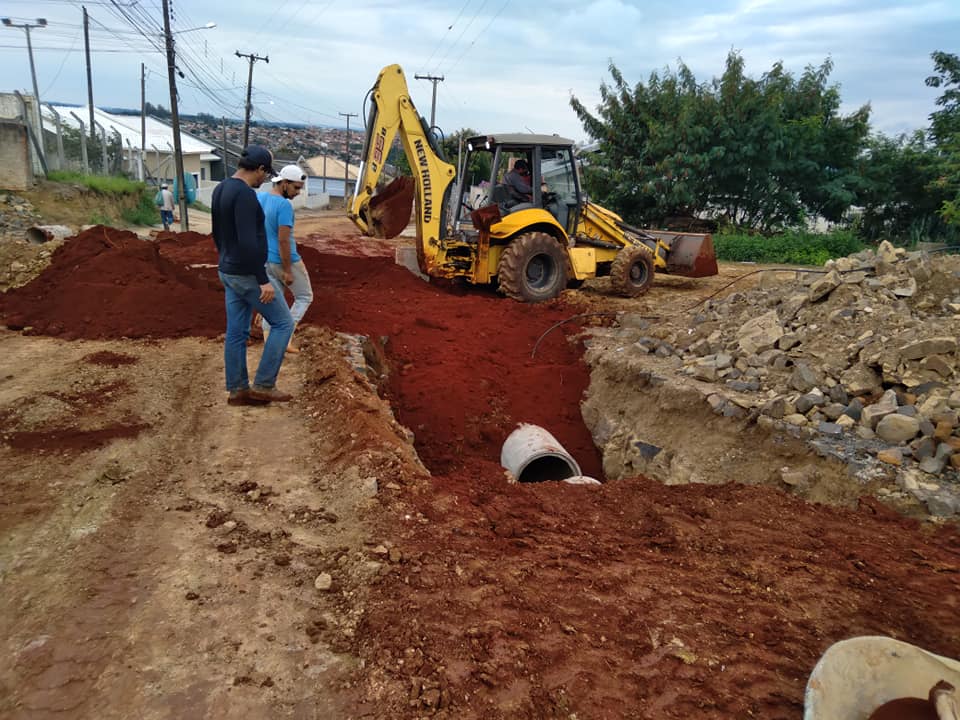 Prefeito Dionísio visita obras de recuperação nas ruas de Pinhalão