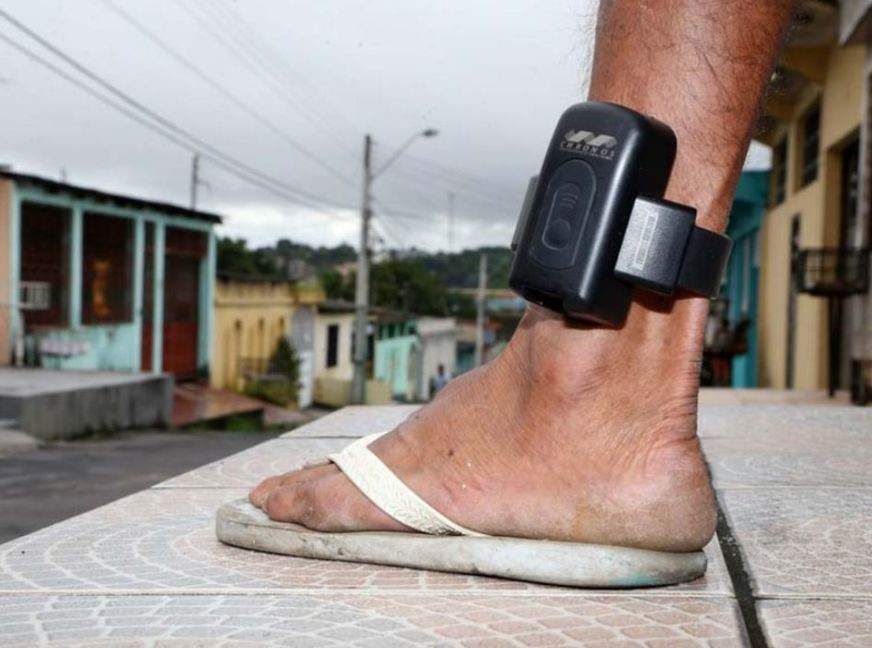 Suspeito monitorado por tornozeleira é preso após proferir ameaças contra a própria mãe