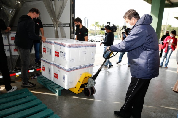 Paraná recebe 439 mil doses de vacina contra Covid e espera imunizar 80% da população até 31 de agosto