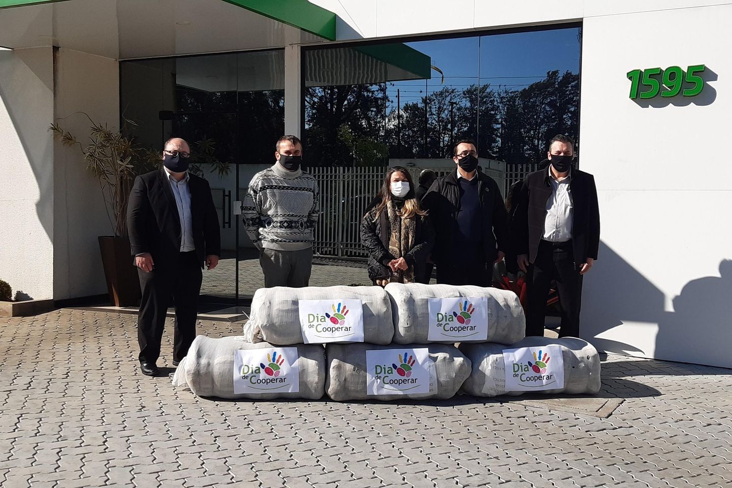 Sicredi Arapoti doa cem cobertores à Assistência Social